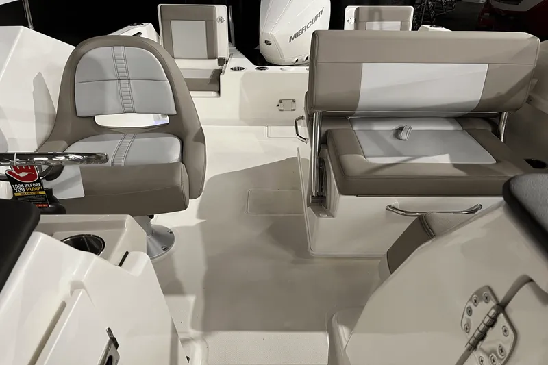 Slide: The Image of Boston Whaler 210 Vantage 2024 - 11