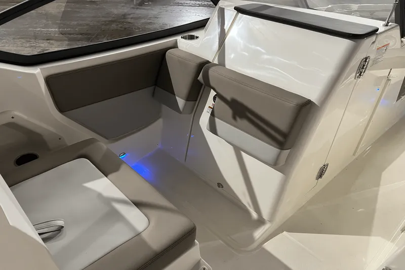 Slide: The Image of Boston Whaler 210 Vantage 2024 - 12