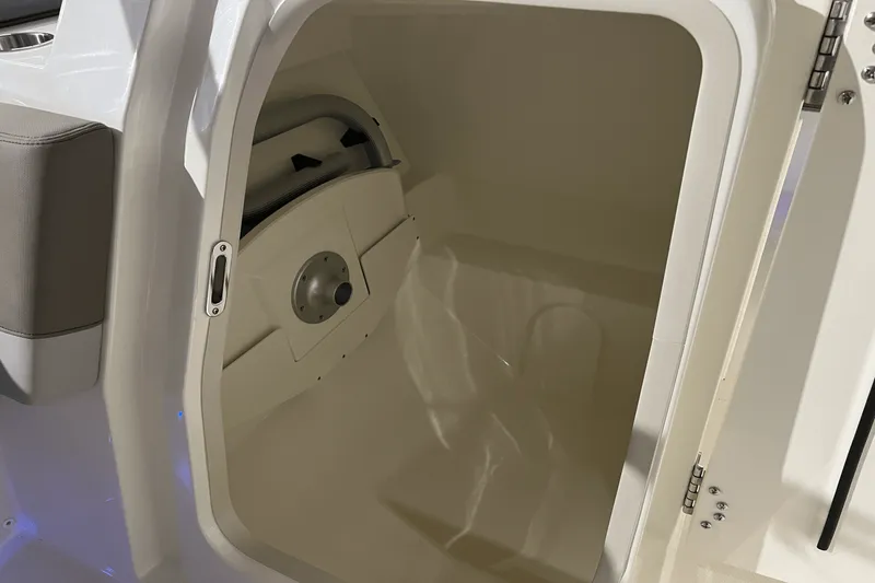 Slide: The Image of Boston Whaler 210 Vantage 2024 - 13