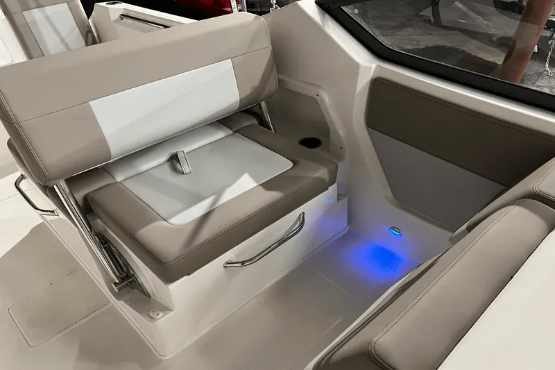 Slide: The Image of Boston Whaler 210 Vantage 2024 - 14