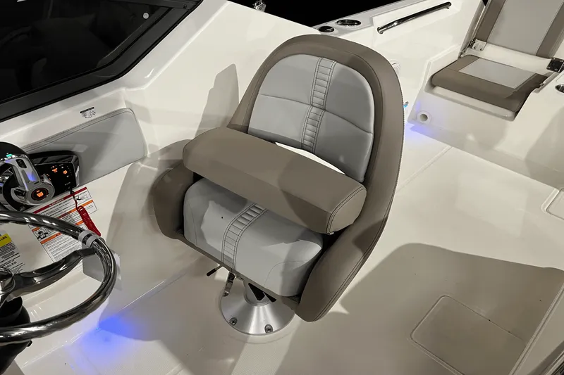 Slide: The Image of Boston Whaler 210 Vantage 2024 - 17