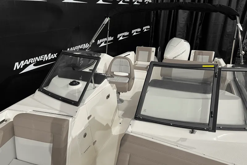 Slide: The Image of Boston Whaler 210 Vantage 2024 - 18