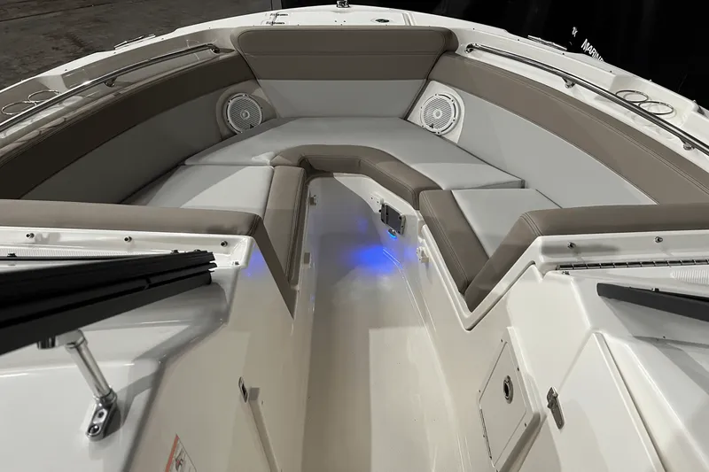 Slide: The Image of Boston Whaler 210 Vantage 2024 - 19