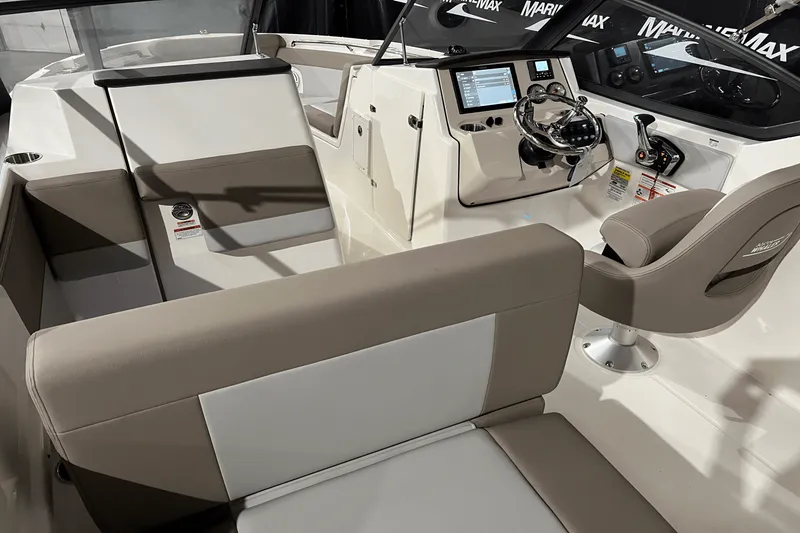 Slide: The Image of Boston Whaler 210 Vantage 2024 - 6