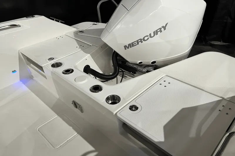 Slide: The Image of Boston Whaler 210 Vantage 2024 - 7