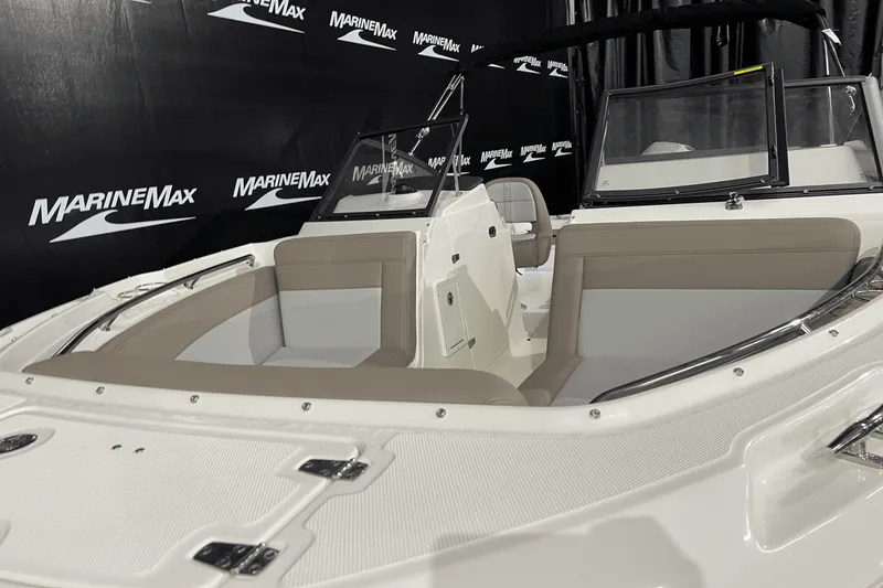 Slide: The Image of Boston Whaler 210 Vantage 2024 - 8