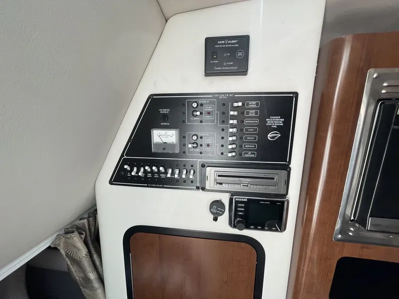 Slide: The Image of Crownline Boats 264 CR 2020 - 11