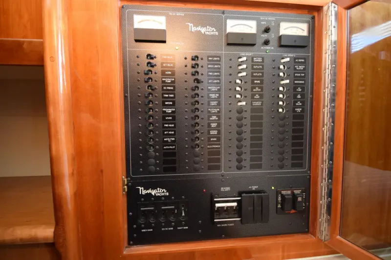 Slide: The Image of Navigator 4400 Pilothouse 2005 - 21