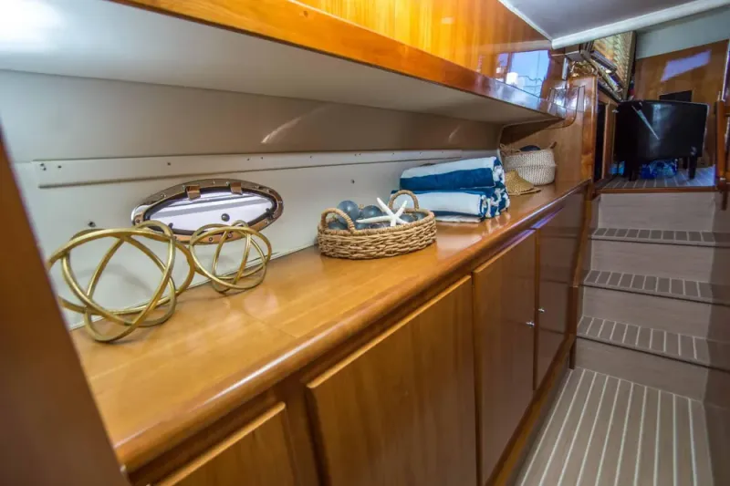 Slide: The Image of Navigator 4400 Pilothouse 2005 - 16