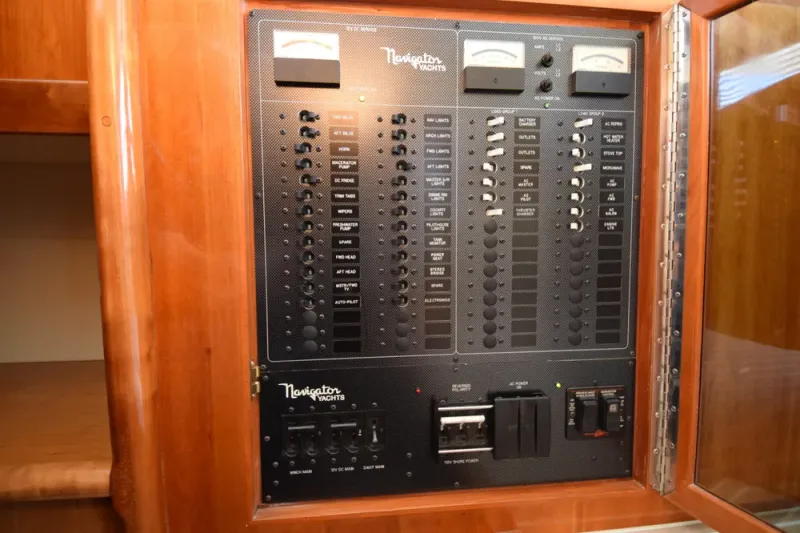 Slide: The Image of Navigator 4400 Pilothouse 2005 - 21