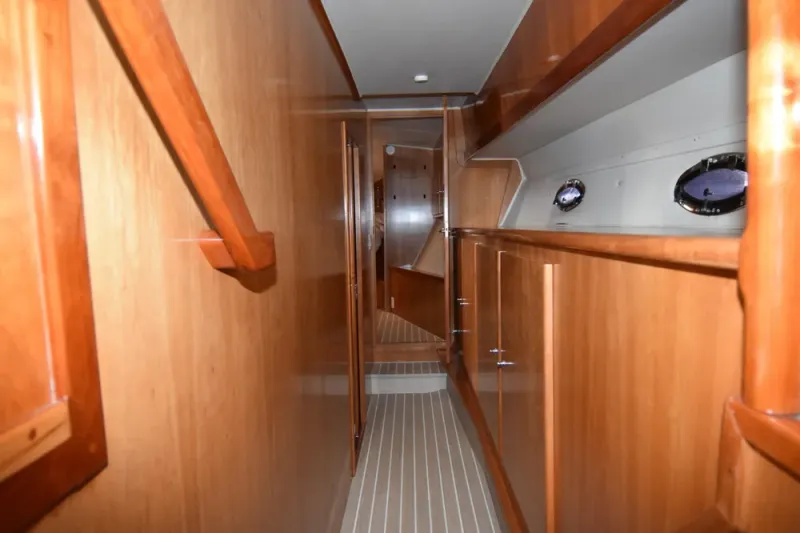 Slide: The Image of Navigator 4400 Pilothouse 2005 - 17
