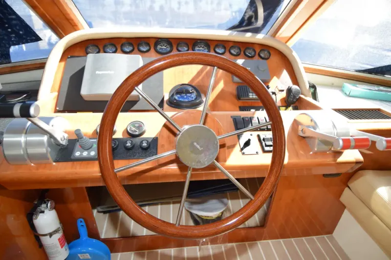Slide: The Image of Navigator 4400 Pilothouse 2005 - 1