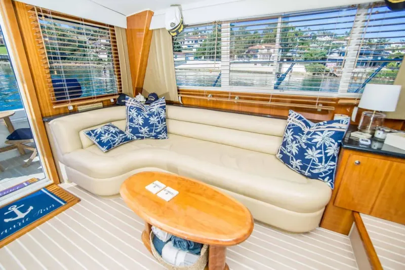 Slide: The Image of Navigator 4400 Pilothouse 2005 - 2
