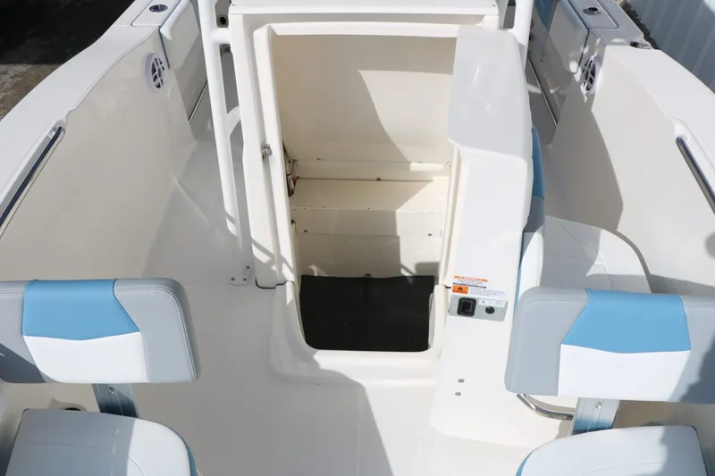 Slide: The Image of Robalo R200 2026 - 25