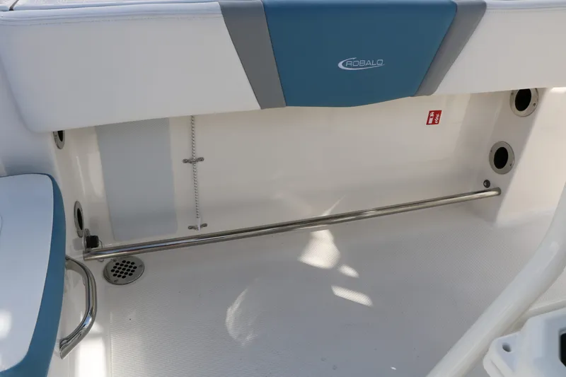 Slide: The Image of Robalo R200 2026 - 30