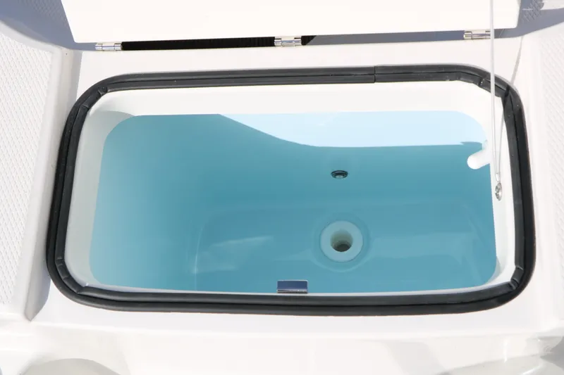 Slide: The Image of Robalo R200 2026 - 31