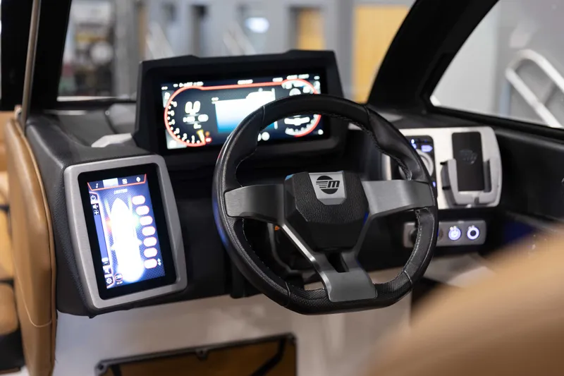 Slide: The Image of Malibu 25 LSV 2023 - 17