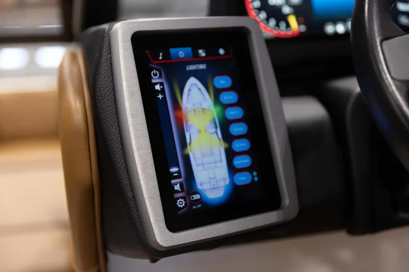 Slide: The Image of Malibu 25 LSV 2023 - 18