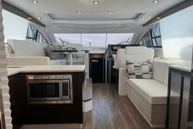 Slide: The Image of Cruisers Yachts 46 CANTIUS 2022 - 10