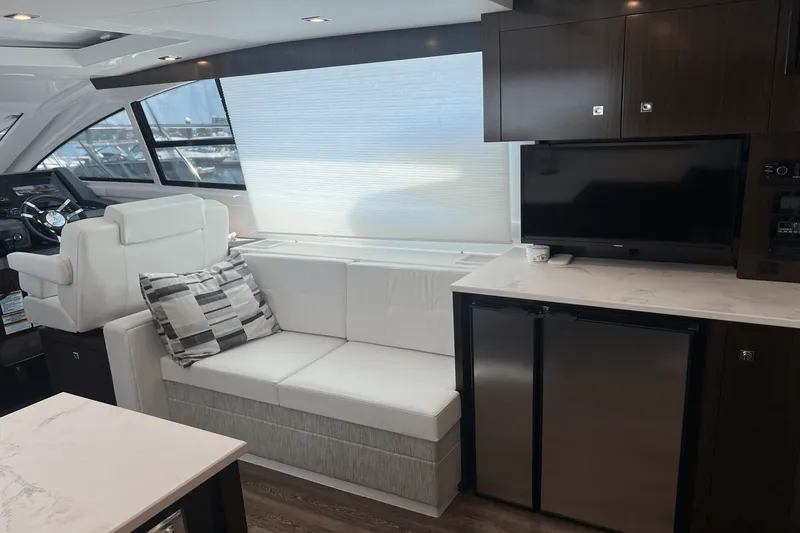 Slide: The Image of Cruisers Yachts 46 CANTIUS 2022 - 14