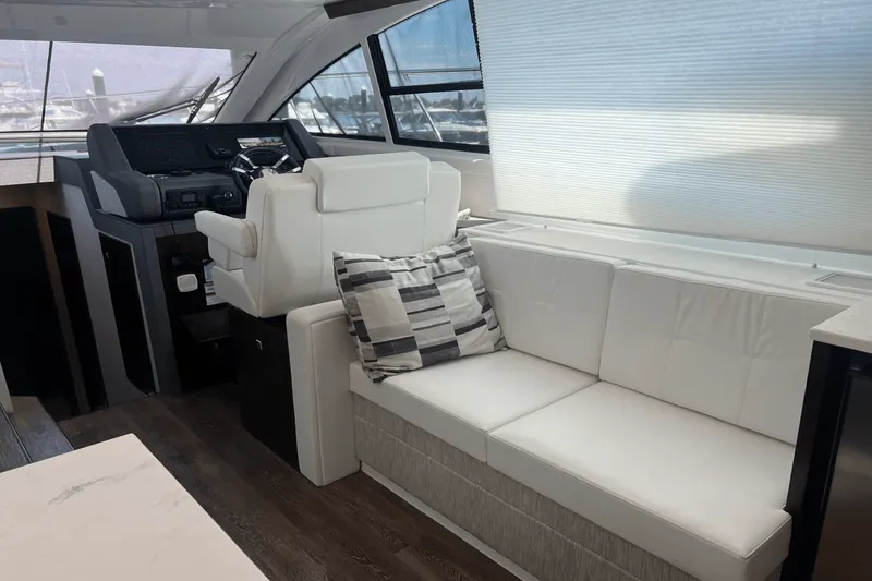 Slide: The Image of Cruisers Yachts 46 CANTIUS 2022 - 15