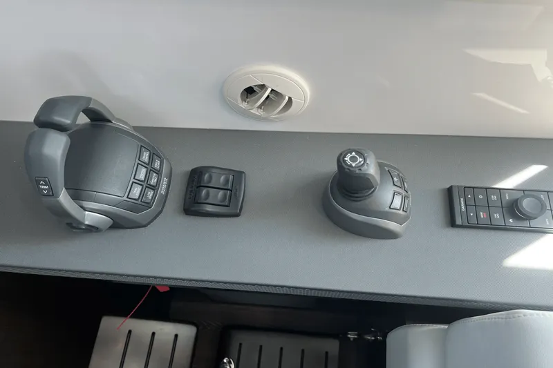 Slide: The Image of Cruisers Yachts 46 CANTIUS 2022 - 18