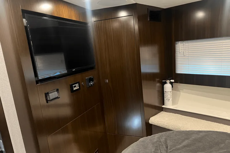 Slide: The Image of Cruisers Yachts 46 CANTIUS 2022 - 27