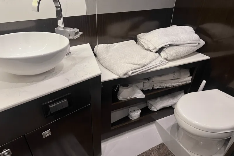 Slide: The Image of Cruisers Yachts 46 CANTIUS 2022 - 30