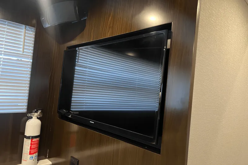 Slide: The Image of Cruisers Yachts 46 CANTIUS 2022 - 32