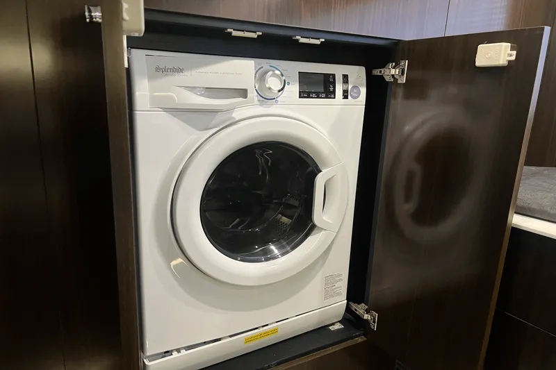 Slide: The Image of Cruisers Yachts 46 CANTIUS 2022 - 34