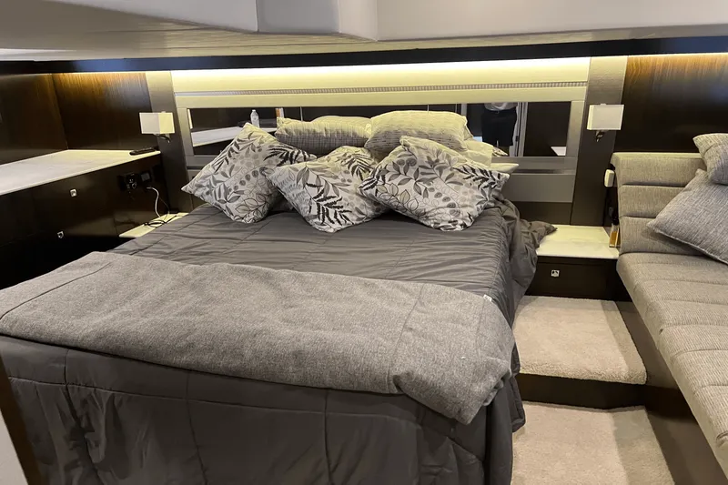 Slide: The Image of Cruisers Yachts 46 CANTIUS 2022 - 37