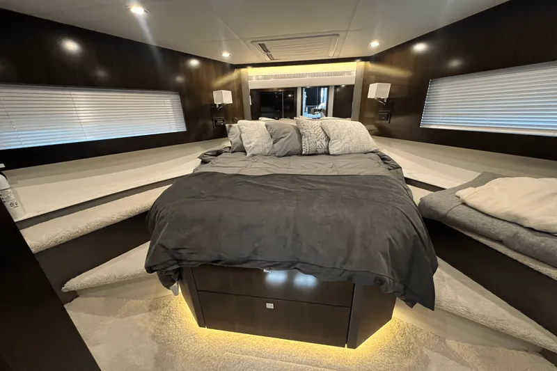 Slide: The Image of Cruisers Yachts 46 CANTIUS 2022 - 39