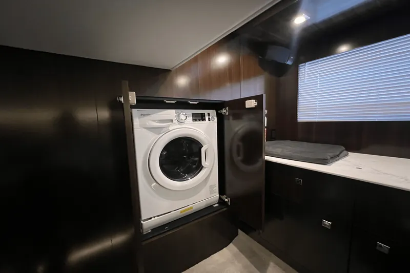 Slide: The Image of Cruisers Yachts 46 CANTIUS 2022 - 41