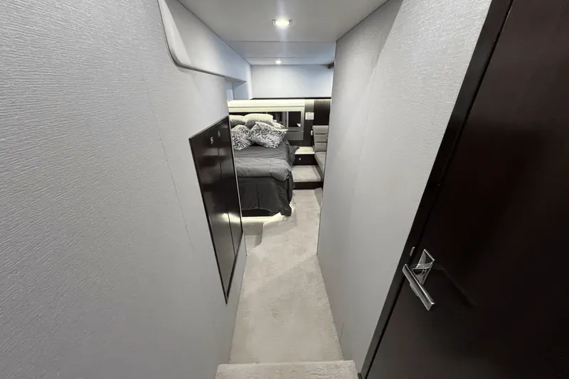 Slide: The Image of Cruisers Yachts 46 CANTIUS 2022 - 42