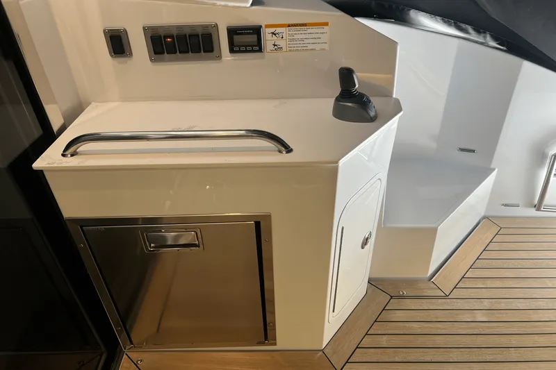 Slide: The Image of Cruisers Yachts 46 CANTIUS 2022 - 6