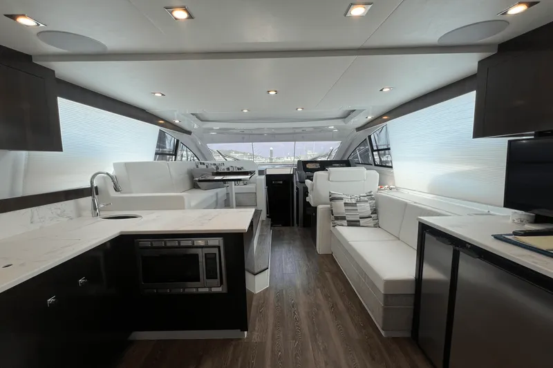 Slide: The Image of Cruisers Yachts 46 CANTIUS 2022 - 9