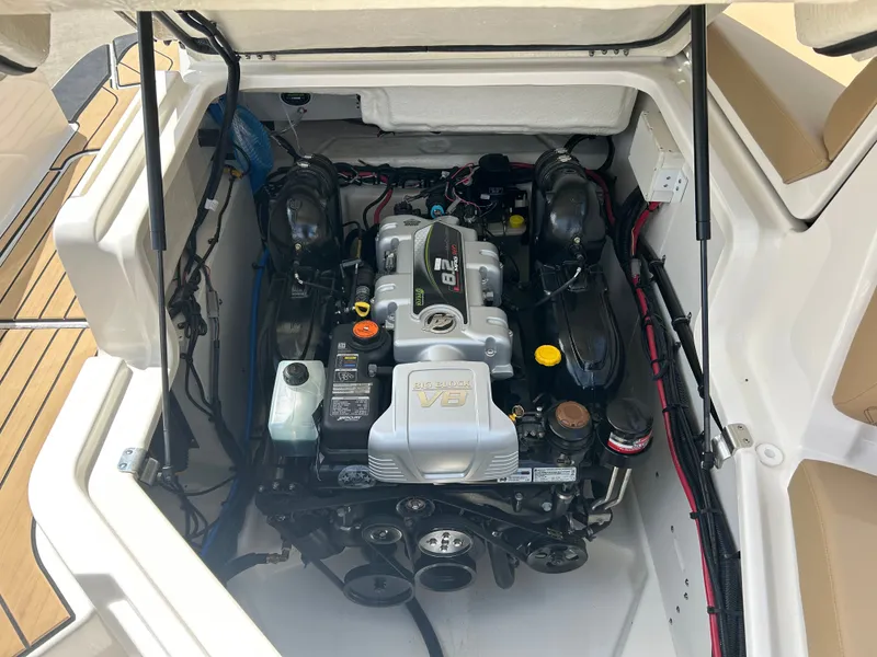 Slide: The Image of Sea Ray SLX 280 2026 - 13