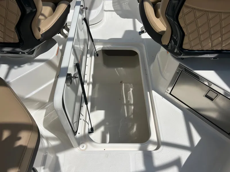Slide: The Image of Sea Ray SLX 280 2026 - 15