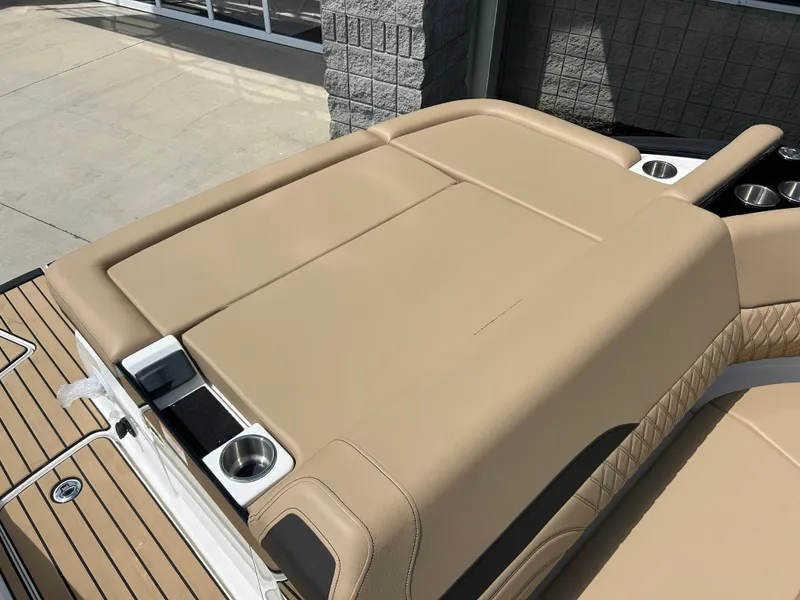 Slide: The Image of Sea Ray SLX 280 2026 - 10