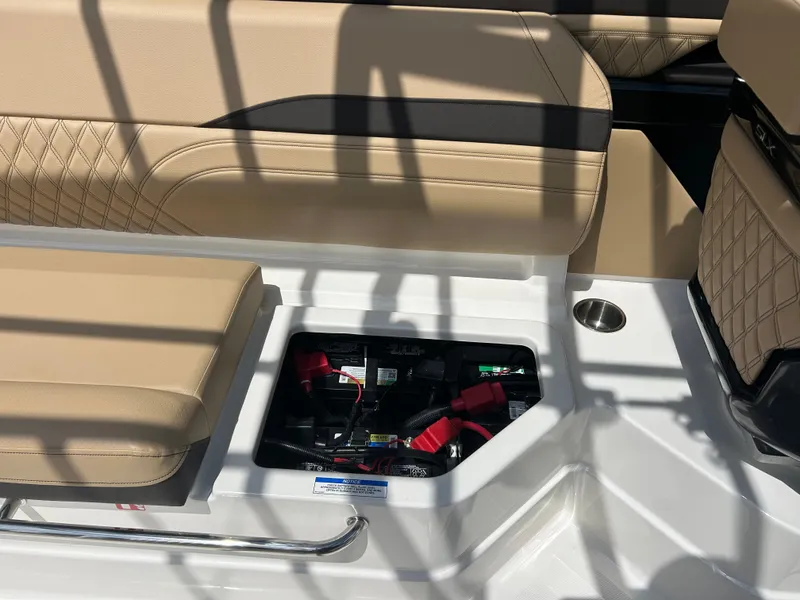 Slide: The Image of Sea Ray SLX 280 2026 - 18