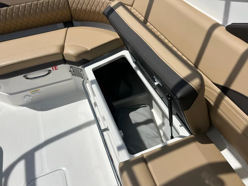 Slide: The Image of Sea Ray SLX 280 2026 - 17