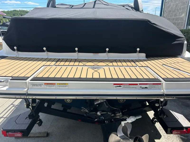 Slide: The Image of Sea Ray SLX 280 2026 - 6