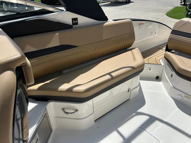 Slide: The Image of Sea Ray SLX 280 2026 - 19