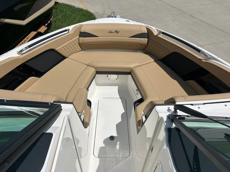 Slide: The Image of Sea Ray SLX 280 2026 - 31