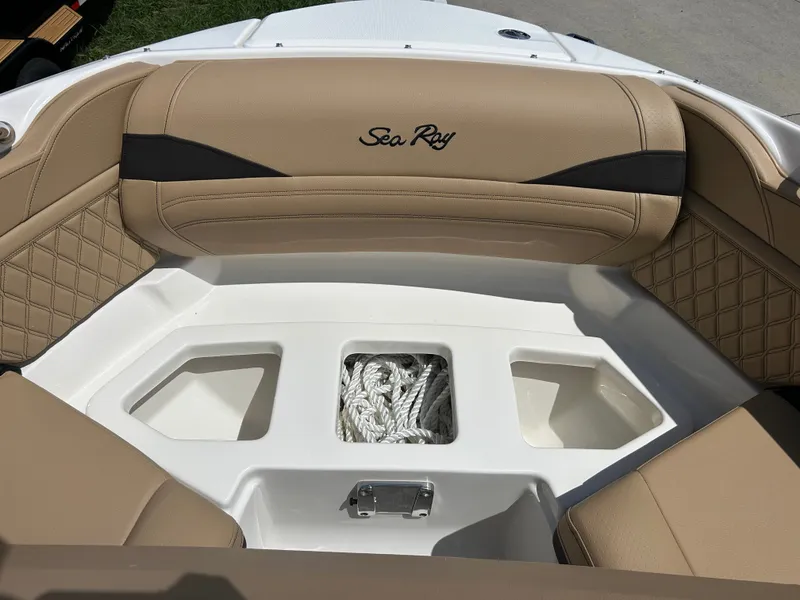 Slide: The Image of Sea Ray SLX 280 2026 - 34