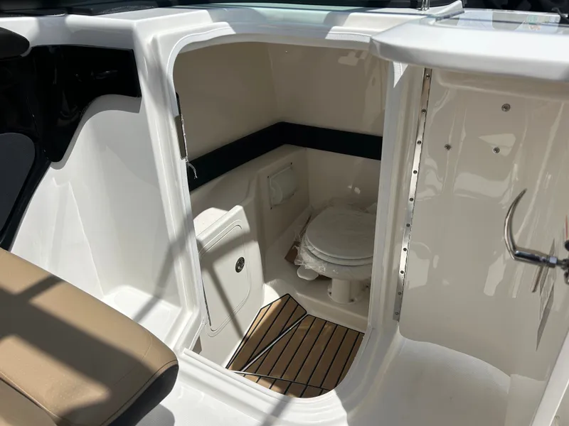 Slide: The Image of Sea Ray SLX 280 2026 - 30
