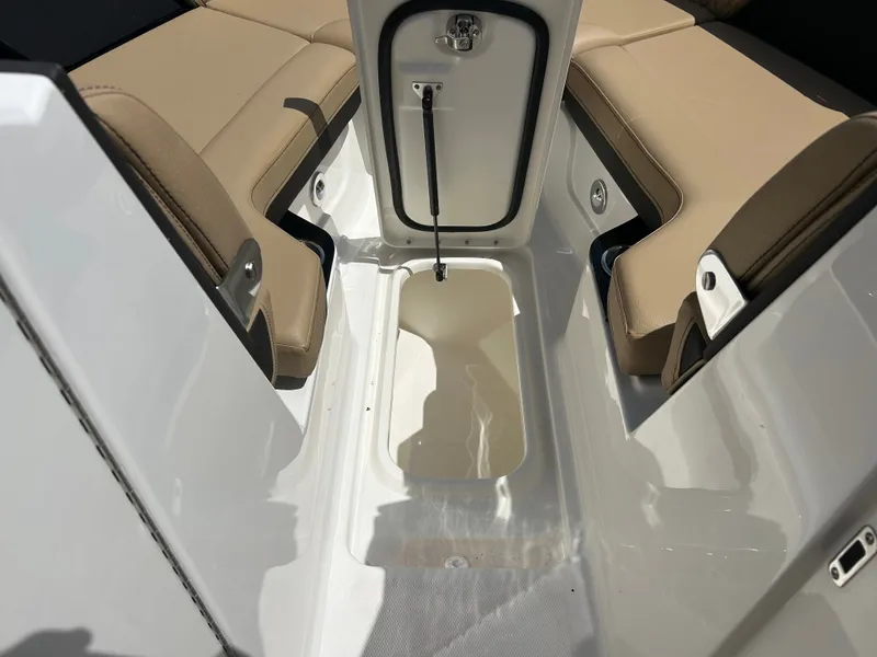 Slide: The Image of Sea Ray SLX 280 2026 - 32
