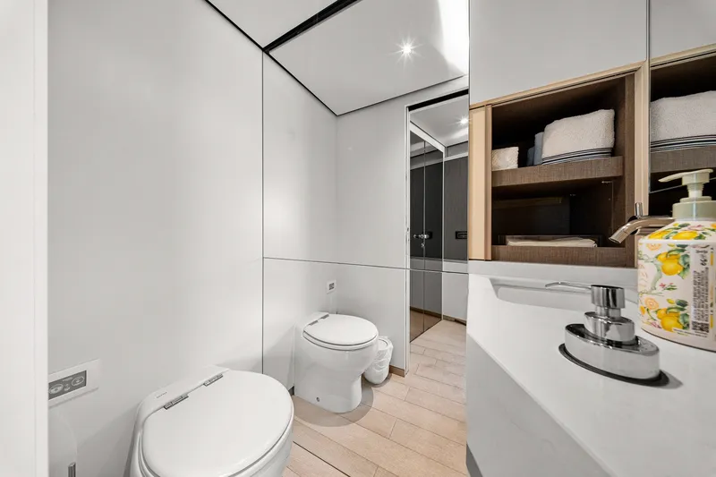 Slide: The Image of Azimut Magellano 25M 2022 - 51