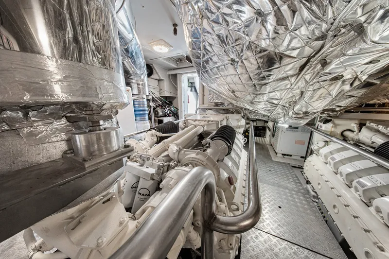 Slide: The Image of Azimut Magellano 25M 2022 - 76