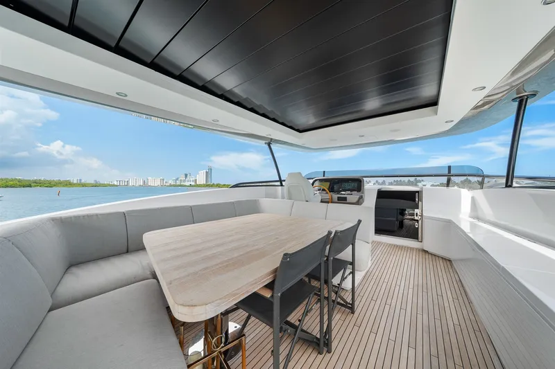Slide: The Image of Azimut Magellano 25M 2022 - 32
